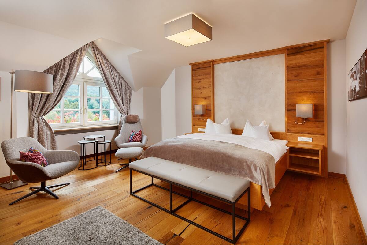 Junior Suite | Hypo-allergenic bedding, in-room safe, desk, cots/infant beds