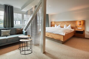 Superior kamer | Hypoallergeen beddengoed, een kluis op de kamer, een bureau