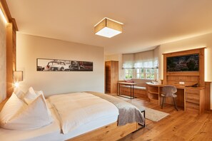 Junior Suite | Hypo-allergenic bedding, in-room safe, desk, cots/infant beds - Romantik Hotel Haus Platte (Attendorn)