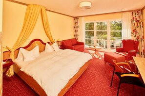 Comfort kamer | Hypoallergeen beddengoed, een kluis op de kamer, een bureau