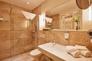 Superior kamer | Badkamer | Een douche, een haardroger, badjassen, zeep