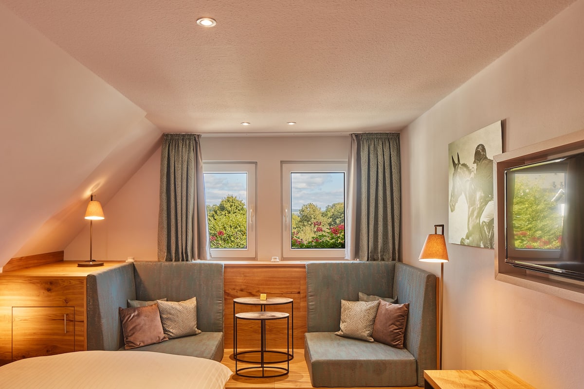 Comfort Room | Living area | 32-inch flat-screen TV with satellite channels, TV