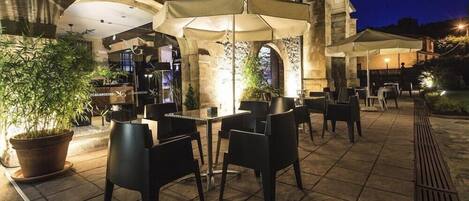 รับประทานอาหารกลางแจ้ง