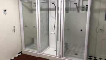 Economy-Zimmer, Gemeinschaftsbad | Badezimmer | Dusche, Haartrockner, Handtücher