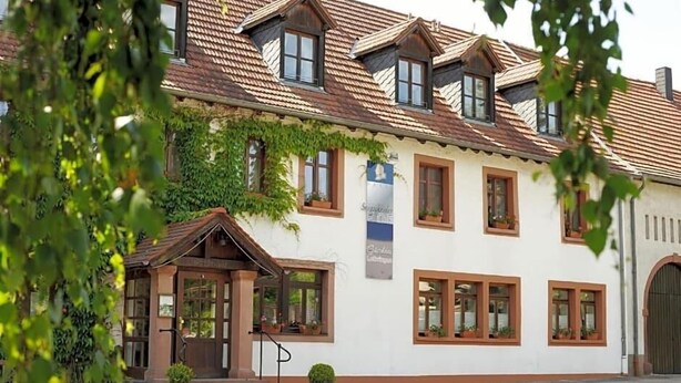 A traditional building with a tiled roof, multiple windows, and a front entrance. - Hotel Restaurant Sengscheider Hof (Sankt Ingbert)