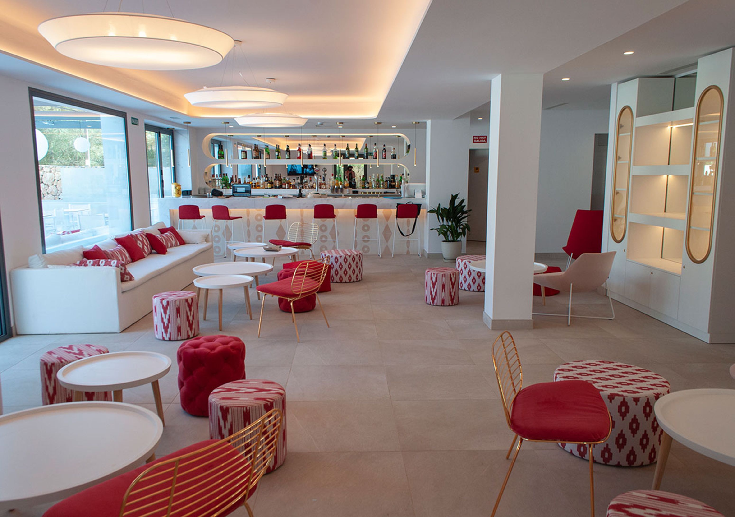 Uma área de bar moderna, com lugares sentados e balcão.