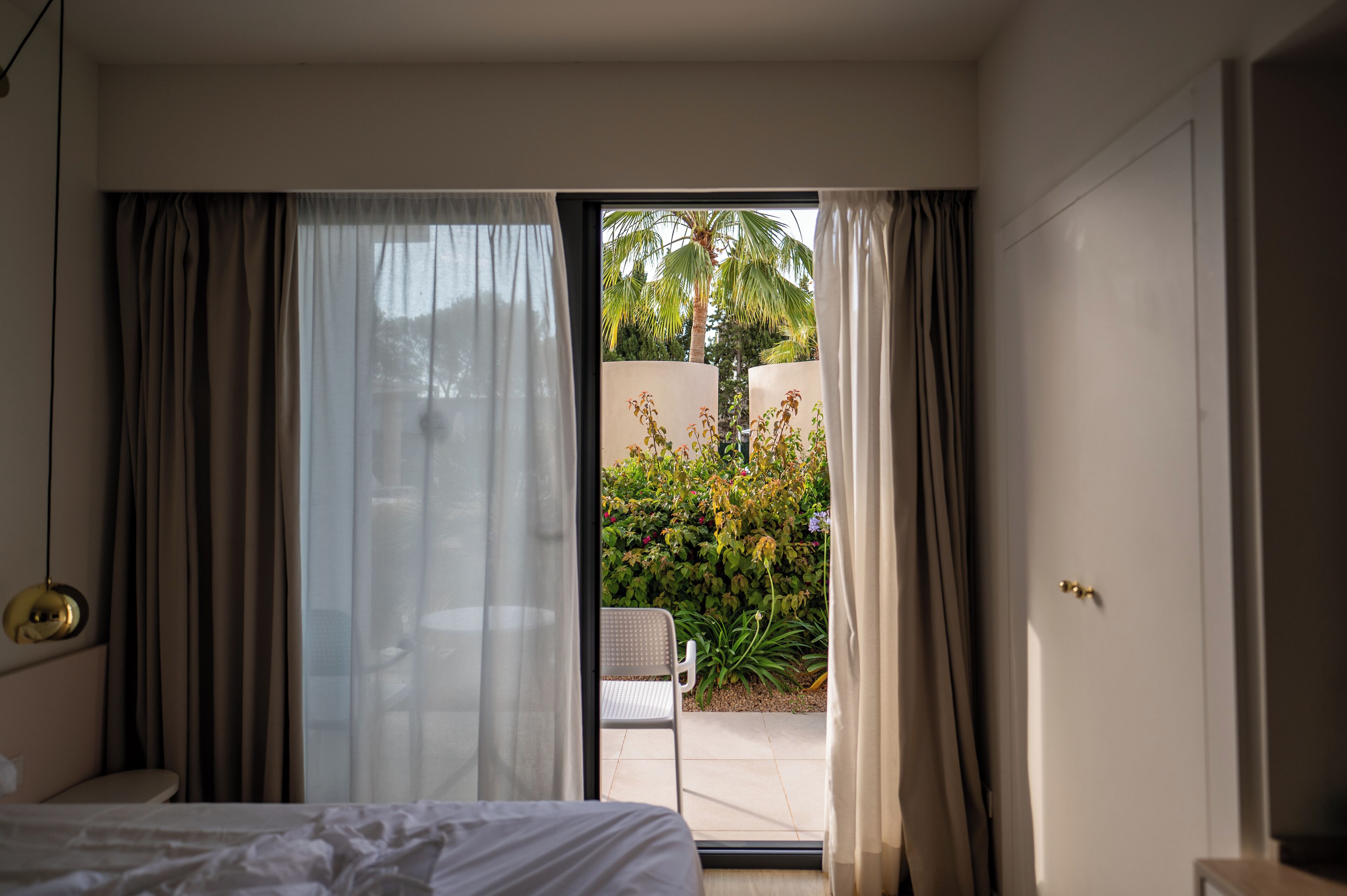 Exclusive-Doppelzimmer, Gartenblick, Poolseite | 20 Schlafzimmer, Zimmersafe, Schreibtisch, laptopgeeigneter Arbeitsplatz