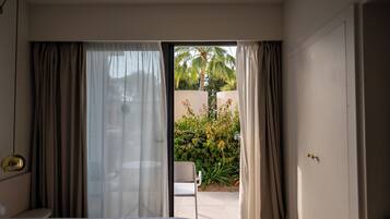 Exclusive-Doppelzimmer, Gartenblick, Poolseite | 20 Schlafzimmer, Zimmersafe, Schreibtisch, laptopgeeigneter Arbeitsplatz