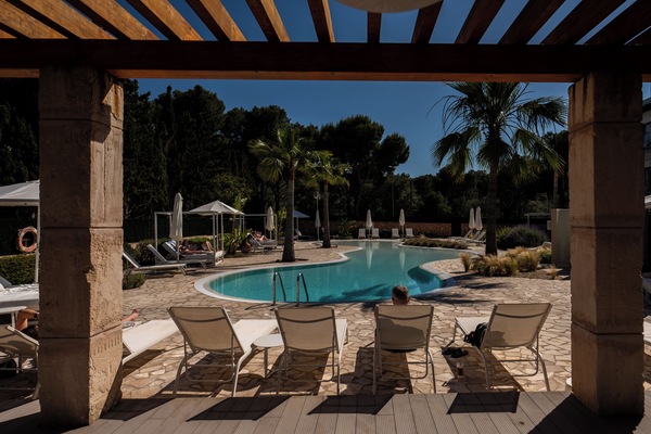 Una piscina al aire libre