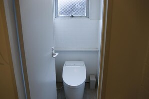 Regadera, amenidades de baño gratuitas, secadora de cabello, pantuflas