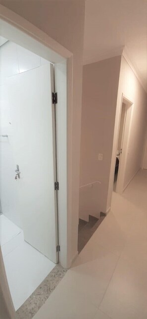 Chambre familiale double, 1 lit double | Salle de bain | Douche, serviettes fournies, savon, shampooing