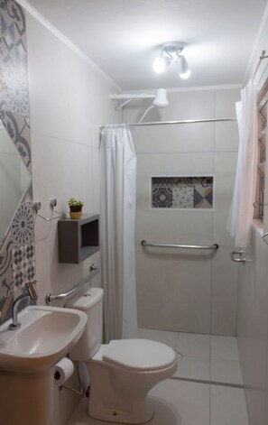 Quarto família, várias camas, acessível | Banheiro | Chuveiro, toalhas de banho, sabonete, shampoo