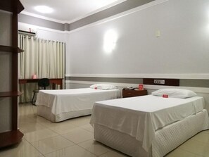Quarto casal ou duplo luxo, para não fumantes | Frigobar, escrivaninha, cortinas blackout, ferros/tábuas de passar roupa