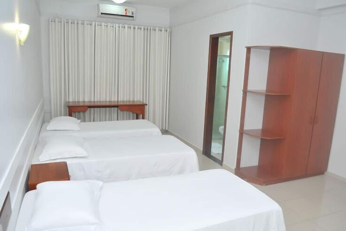 Minibar, escritorio, cortinas blackout y tabla de planchar con plancha
