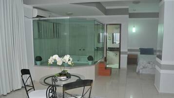 Apartamento luxo, 1 quarto, para não fumantes, vista para a cidade | Frigobar, escrivaninha, cortinas blackout, ferros/tábuas de passar roupa