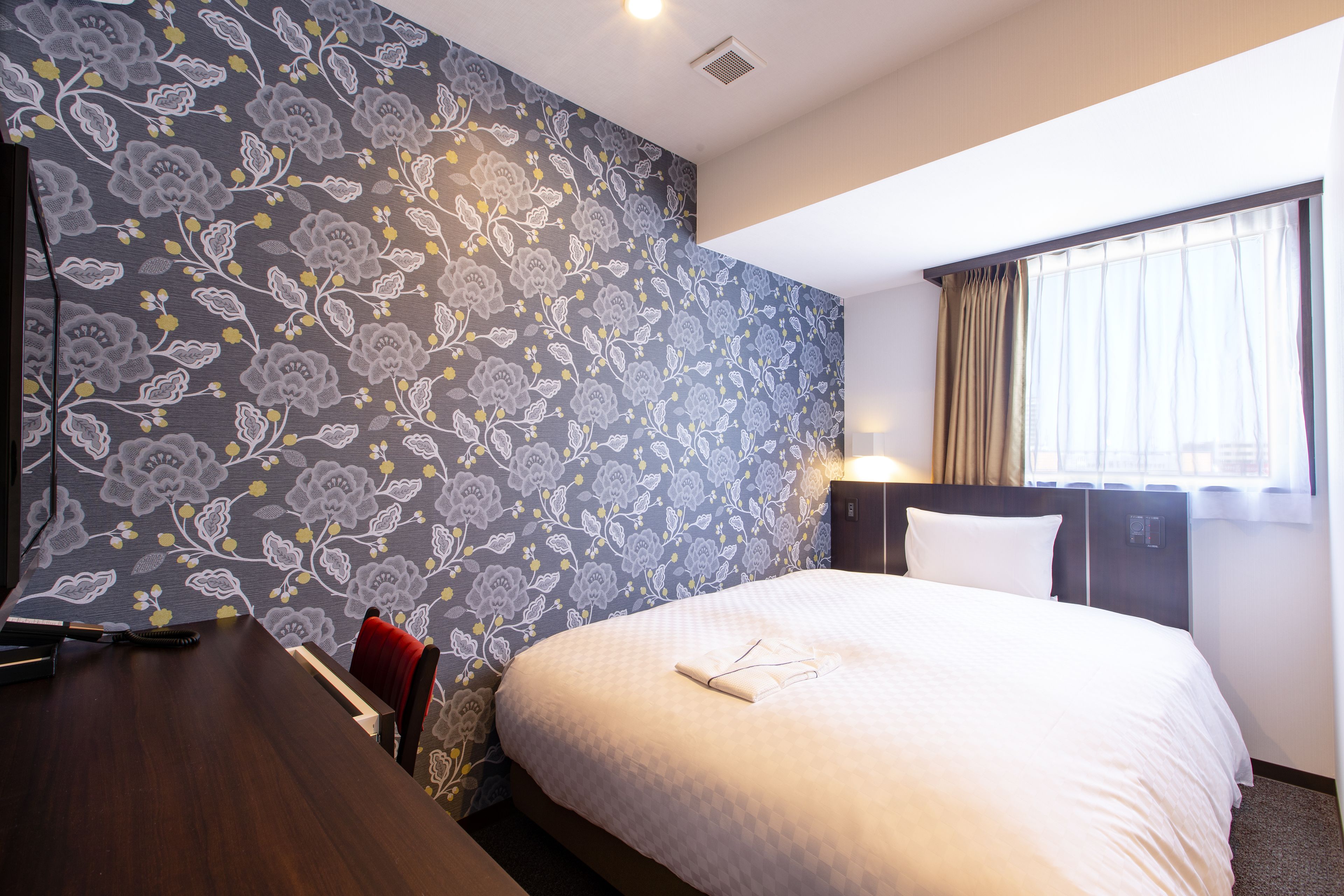 1 bedroom, in-room safe, blackout curtains, soundproofing