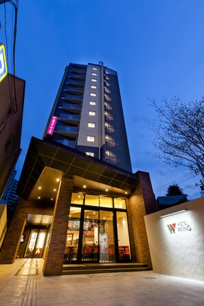 Vista frontal de la propiedad