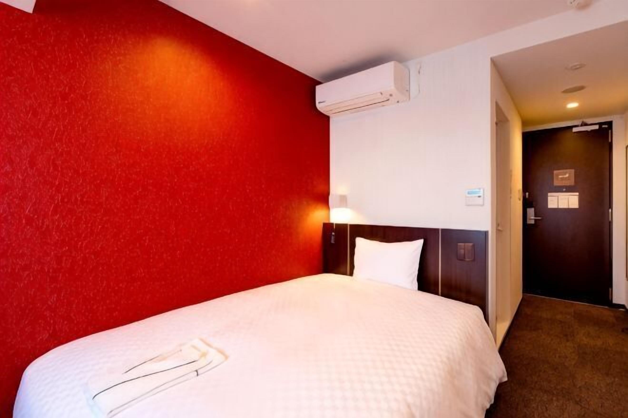 Cofres nos quartos, cortinas blackout, quartos à prova de som
