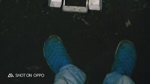 Una griglia con diversi pezzi di carne cotti all'aperto.