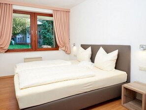 In-room safe, desk, free WiFi - Hotel-Restaurant Maas (Lutzerath)