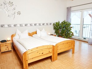 In-room safe, desk, free WiFi - Hotel-Restaurant Maas (Lutzerath)