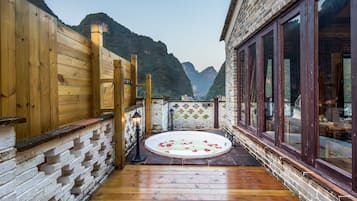 Bañera de hidromasaje al aire libre