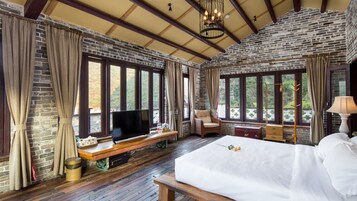 旷野全景大床房 | 迷你吧、客房内保险箱、办公桌、隔音