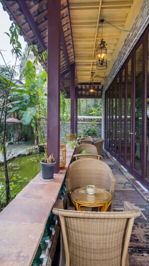 Lobby sitting area - Yang Shou Qing Hui Guan (Guilin)