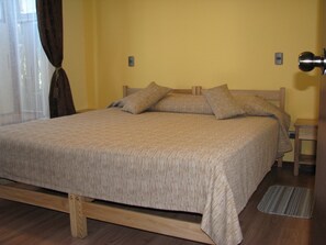 Room, 1 Double or 2 Twin Beds, Non Smoking, Private Bathroom | Desk, laptop workspace, free WiFi, bed sheets - Portal Austral (Puerto Montt)
