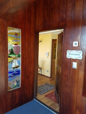 Desk, laptop workspace, free WiFi, bed sheets - Portal Austral (Puerto Montt)
