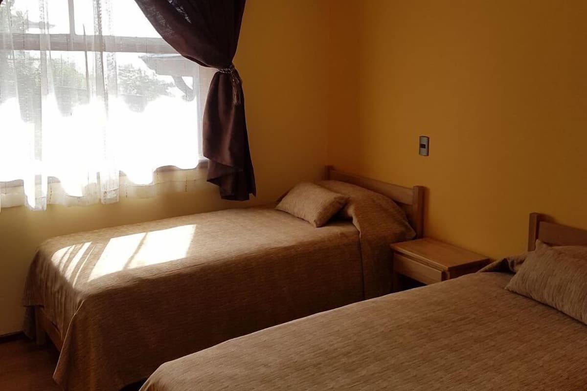 Kamar, 2 Tempat Tidur Twin, Bebas Asap Rokok, kamar mandi umum | Meja kerja, ruang kerja ramah laptop, Wi-Fi gratis, dan seprai linen
