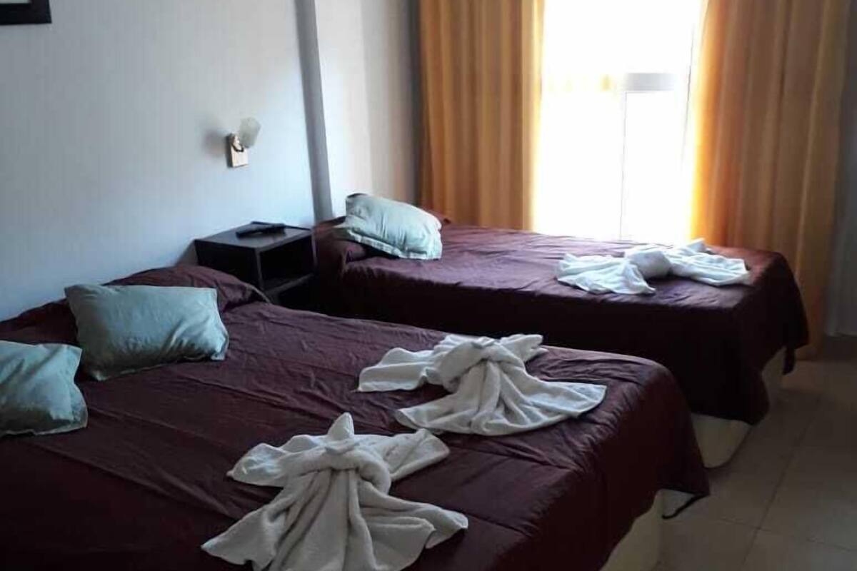 Habitación triple Confort, varias camas, no fumadores, vistas parciales al mar | Wifi gratis y ropa de cama