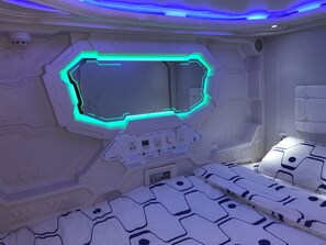 セーフティボックス (室内)、WiFi (無料)、 ベッドシーツ