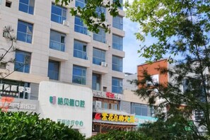 Un edificio de varios pisos con un letrero que indica un centro médico.