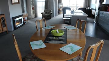 Premium Apartment, 2 Bedrooms, Lake View | In-room dining
