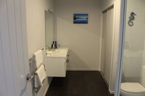 Gratis toiletartikelen, een haardroger, pantoffels, handdoeken