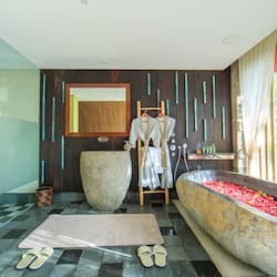 Couples treatment room(s), hot tub, aromatherapy, hot stone massages