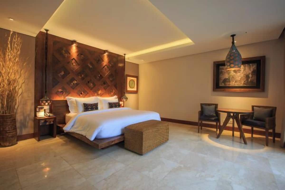 Minibar, in-room safe, desk, blackout curtains