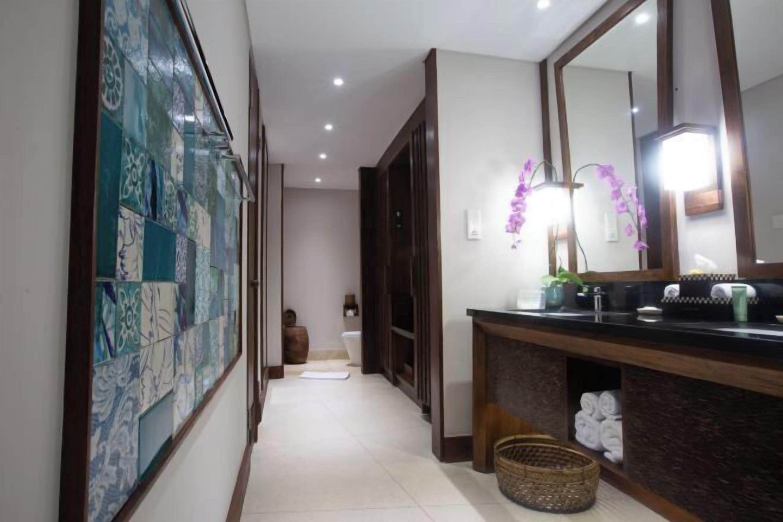 Bathroom | Separate tub and shower, deep soaking tub, rainfall showerhead