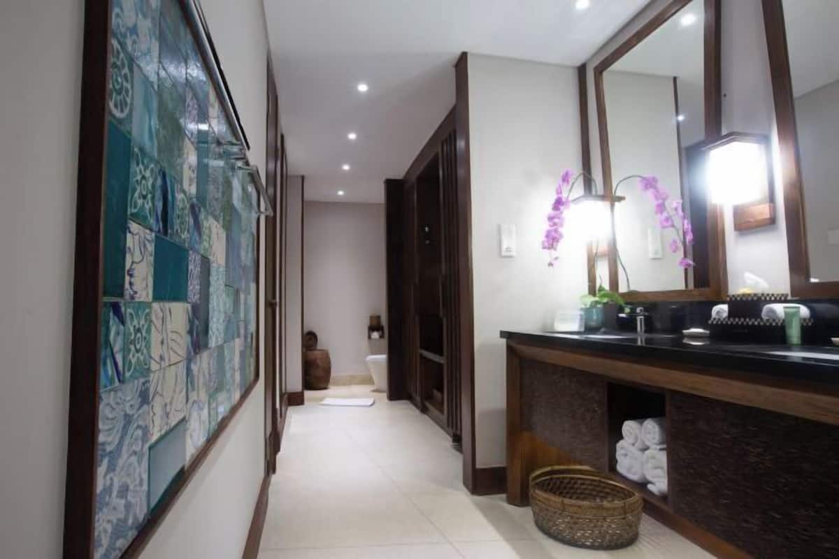 Bathroom | Separate bathtub and shower, deep-soaking bathtub, rainfall showerhead