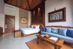 Terrace View with Personal Pool Villa | Minibar, safe på rommet, skrivebord og blendingsgardiner