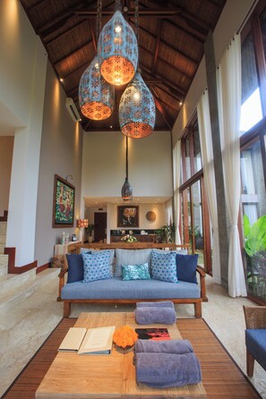 Two-Bedrooms Infinity Lap Pool Villa | Minibar, safe på rommet, skrivebord og blendingsgardiner