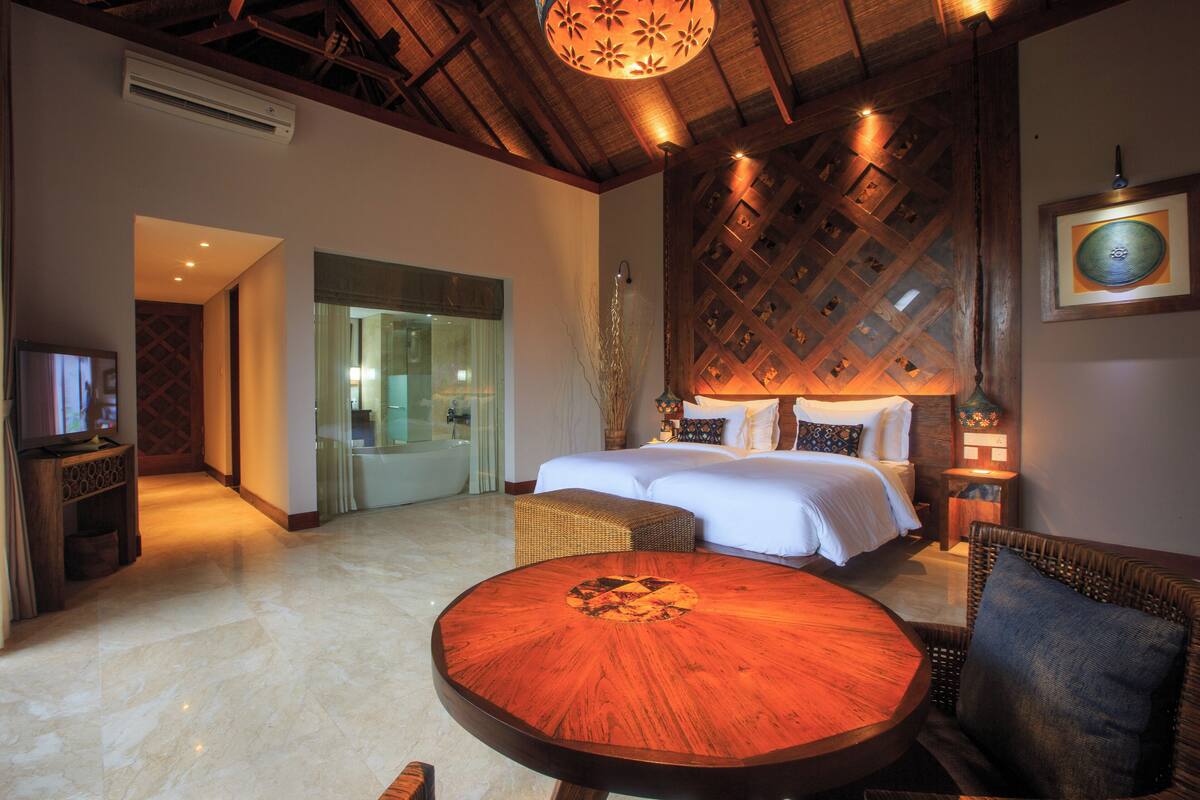 Two-Bedrooms Infinity Lap Pool Villa | Frigobar, cofres nos quartos, escrivaninha, cortinas blackout