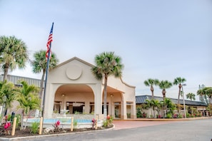 Exterior - Super 8 by Wyndham St. Petersburg (St. Petersburg)