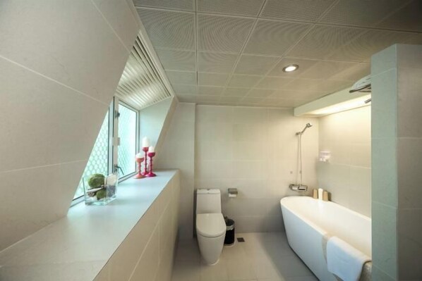 A modern bathroom with a toilet, a bathtub, and a shower. - the Fountain Resort (Shenzhen)