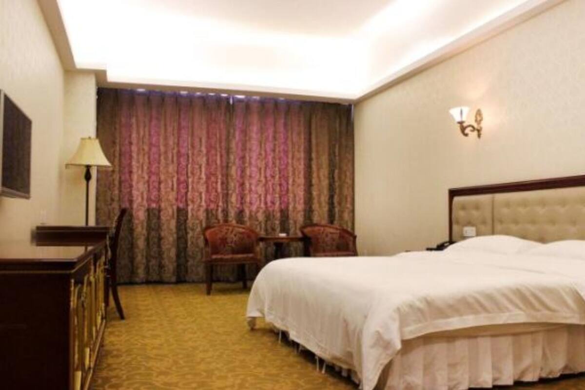 Standard Double or Twin Room | Minibar, in-room safe, desk, blackout drapes