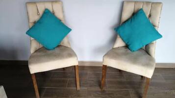 Coffres-forts dans les chambres, bureau, Wi-Fi gratuit, draps fournis