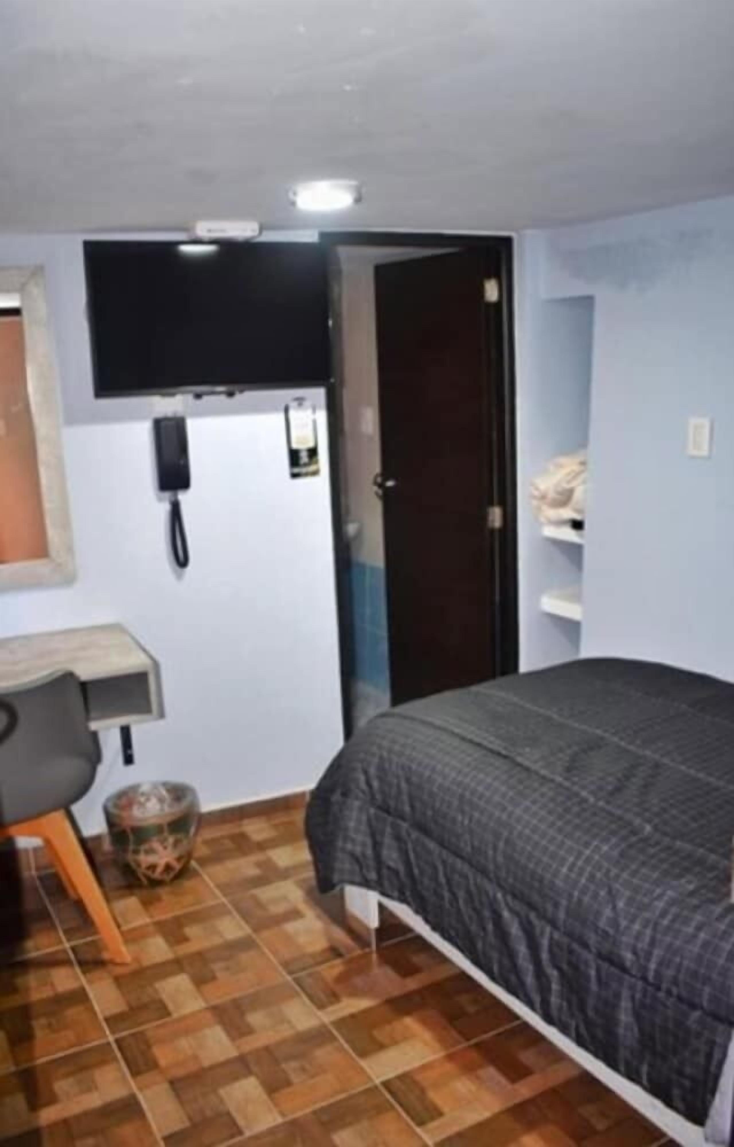 Cofres nos quartos, escrivaninha, Wi-Fi de cortesia, roupa de cama