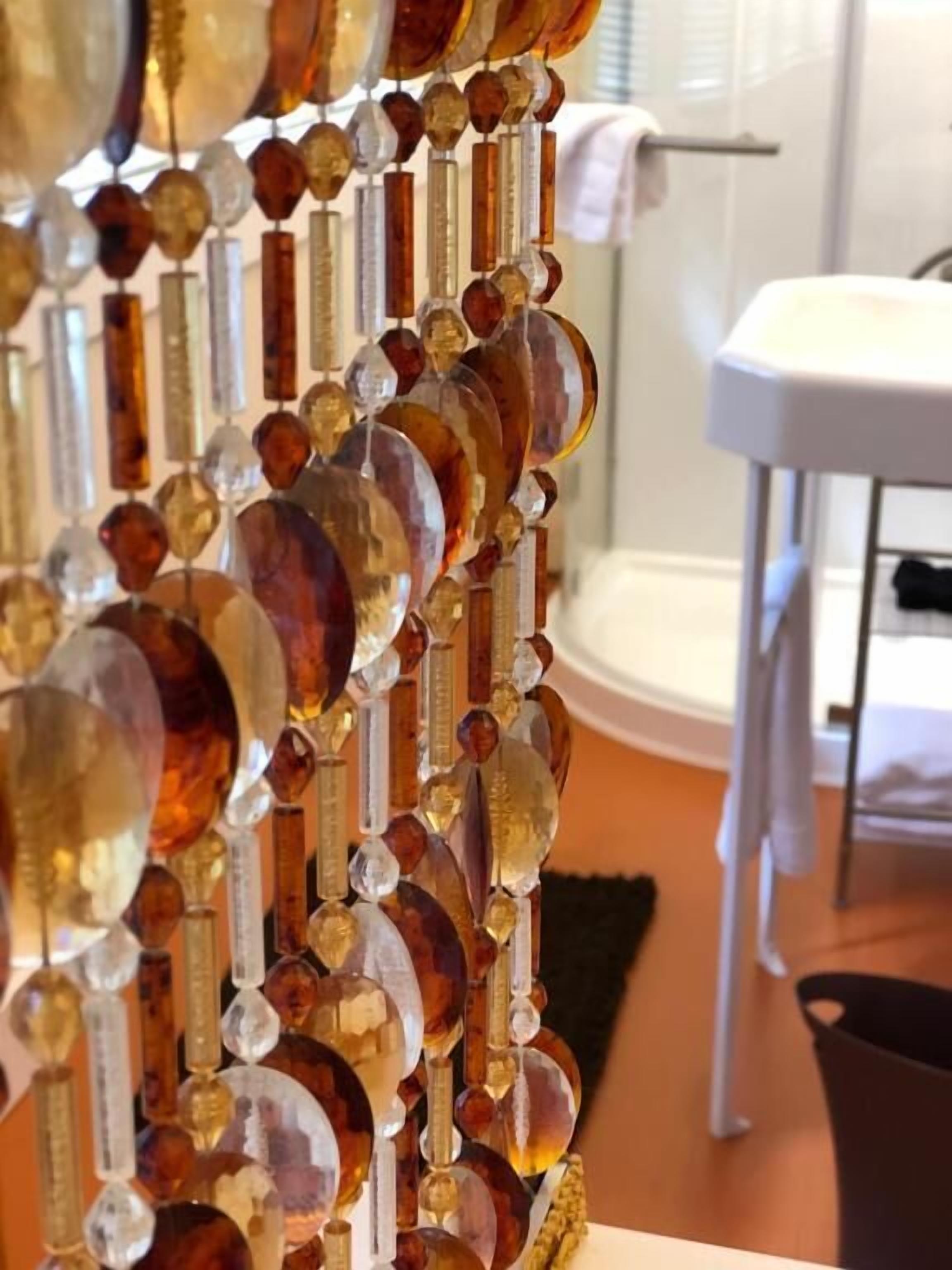 Um lustre de vidro decorativo com diversos formatos e tamanhos de elementos de vidro.