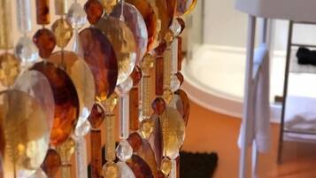 Um lustre de vidro decorativo com diversos formatos e tamanhos de elementos de vidro.